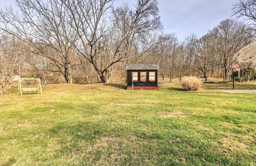 Mount Sterling Cabaña | Peaceful Mt Sterling Cabin: Deck & Fire Pit!