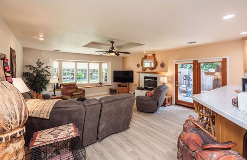 Auburn Casa | Peaceful Nature Retreat family-friendly 3 BR Hot Tub Gym BBQ