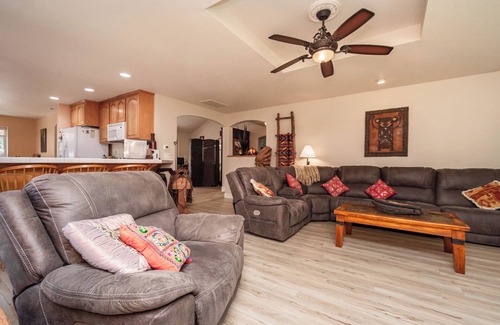 Auburn Casa | Peaceful Nature Retreat family-friendly 3 BR Hot Tub Gym BBQ