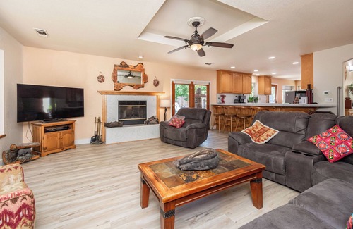 Auburn Casa | Peaceful Nature Retreat family-friendly 3 BR Hot Tub Gym BBQ
