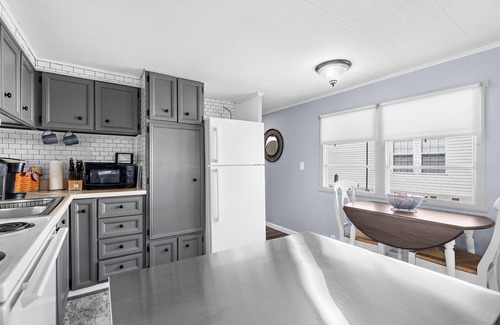 Laurel Casa | Peaceful Nokomis Retreat | 5 Mins to Beach | Ideal for 55+