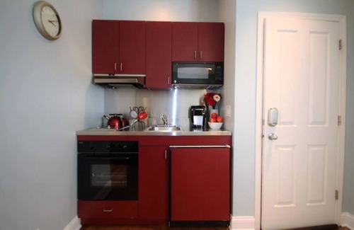 Edgewater Apartamento | Estudio de estilo europeo totalmente equipado en gran vecindario, entrada privada.