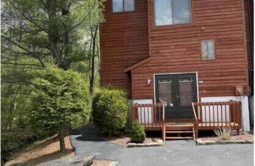 Woodridge Casa | Peaceful Oasis Nestled in a Wooded Community Perfect for Couples and Families.
