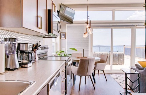 Hunts Point Cabaña | Peaceful Oceanfront Cabine Hot Tub, Sauna-All Weather Domes-Private