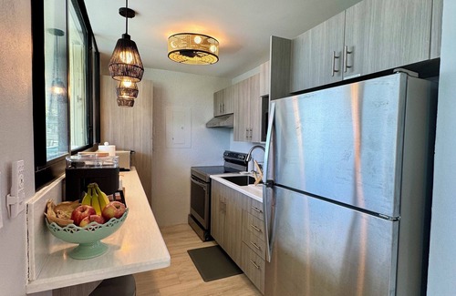 Bolongo Bay Condominio | Peaceful Oceanfront Oasis.Pool, Walk to beach, generator backup!