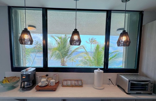 Bolongo Bay Condominio | Peaceful Oceanfront Oasis.Pool, Walk to beach, generator backup!