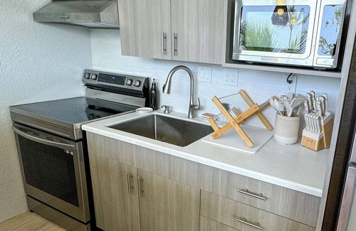 Bolongo Bay Condominio | Peaceful Oceanfront Oasis.Pool, Walk to beach, generator backup!