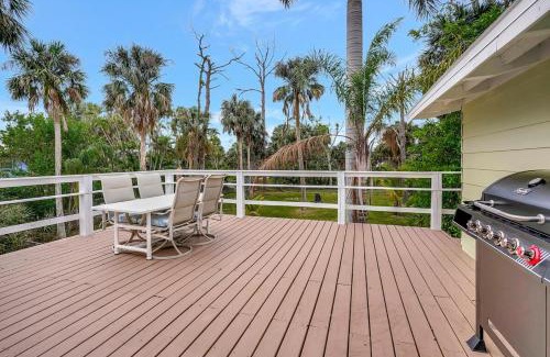 Truckland Casa | Peaceful Old Charm Oasis Near The Beach -Huge Yard