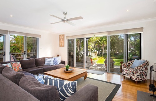 Erowal Bay Casa | Peaceful Palms - Pet Friendly - 10 Mins to Beach