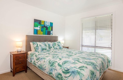 Erowal Bay Casa | Peaceful Palms - Pet Friendly - 10 Mins to Beach