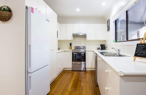 Erowal Bay Casa | Peaceful Palms - Pet Friendly - 10 Mins to Beach