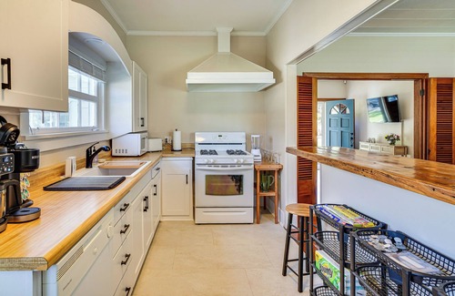 Baldwin Casa | Peaceful Patio, Sunroom: Pet-Friendly Baldwin Home
