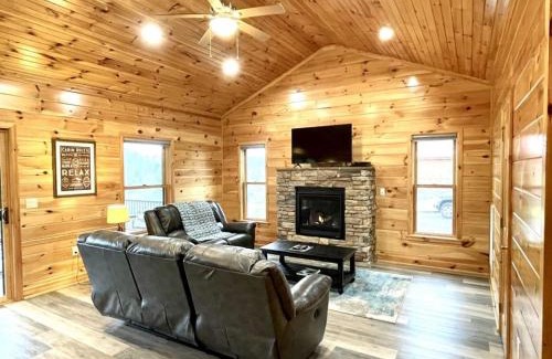 Tellico Plains Casa | Peaceful Pearl Bear Home - Field Trails and Fishing Nearby