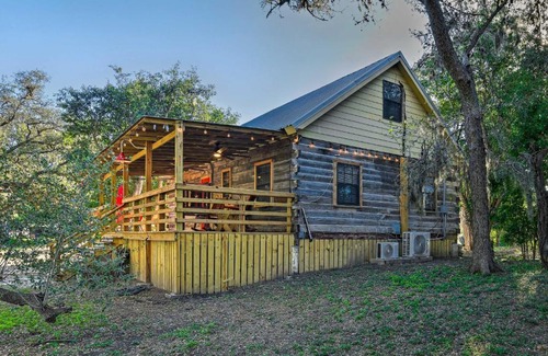 Robstown Casa | Peaceful Pet-Friendly Cabin on Nueces River!