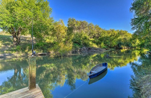 Robstown Casa | Peaceful Pet-Friendly Cabin on Nueces River!