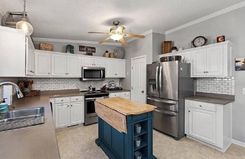 Cross Hill Cabaña | Peaceful Pet Friendly 3BR 2BA Cottage w/ dock!