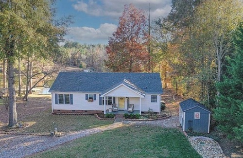 Cross Hill Cabaña | Peaceful Pet Friendly 3BR 2BA Cottage w/ dock!