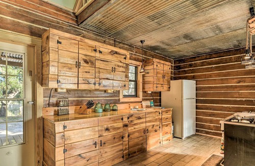 Robstown Cabina | Peaceful Pet-Friendly Cabin on Nueces River!