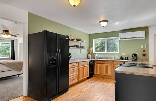La Pine Cabaña | "Peaceful Pine Cottage" on 2+acres - Close to Ski Resorts!