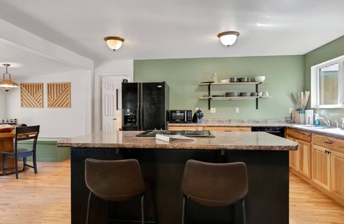La Pine Cabaña | "Peaceful Pine Cottage" on 2+acres - Close to Ski Resorts!