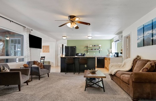La Pine Cabaña | "Peaceful Pine Cottage" on 2+acres - Close to Ski Resorts!