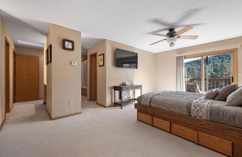 Rapid City Casa | Peaceful Pines 5 BR Home with Jacuzzi - Sleeps 9