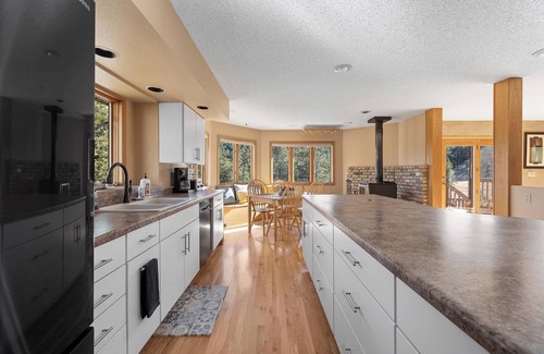 Rapid City Casa | Peaceful Pines 5 BR Home with Jacuzzi - Sleeps 9