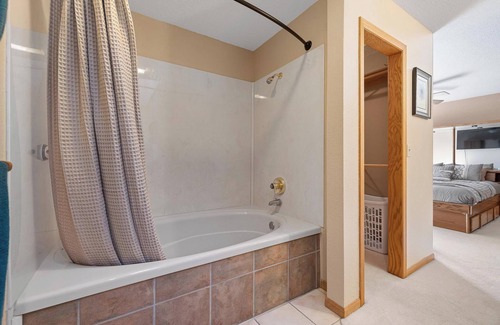 Rapid City Casa | Peaceful Pines 5 BR Home with Jacuzzi - Sleeps 9