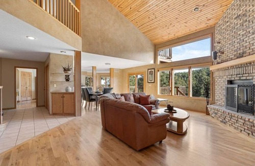 Rapid City Casa | Peaceful Pines 5 BR Home with Hot Tub