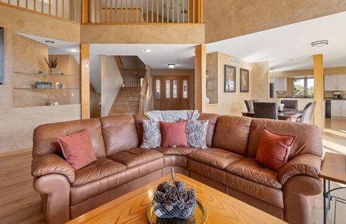 Rapid City Casa | Peaceful Pines 5 BR Home with Hot Tub