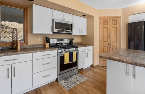Rapid City Casa | Peaceful Pines 5 BR Home with Hot Tub
