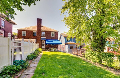 Squirrel Hill South Apartamento | Peaceful Pittsburgh Townhome w/ Large Yard