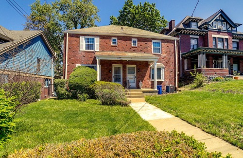 Squirrel Hill South Apartamento | Peaceful Pittsburgh Townhome w/ Large Yard