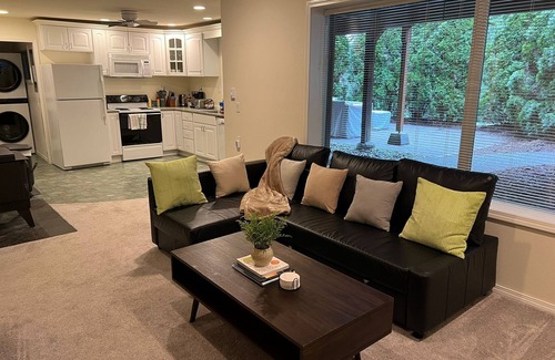 Education Hill Apartamento | Peaceful place mins to downtown with workspace and kitchen