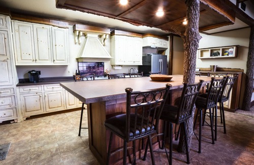 Udall Casa | Zona de juegos pacífica. 130 acres de diversión. Conexiones de RV disponibles también.