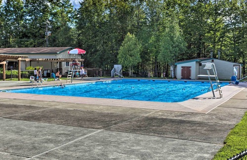Hamlin Cabina | Peaceful Poconos Cabin w/ Lake Access & Views!