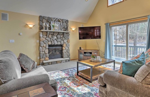 Hamlin Cabina | Peaceful Poconos Cabin w/ Lake Access & Views!