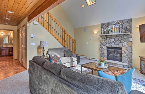 Hamlin Cabina | Peaceful Poconos Cabin w/ Lake Access & Views!