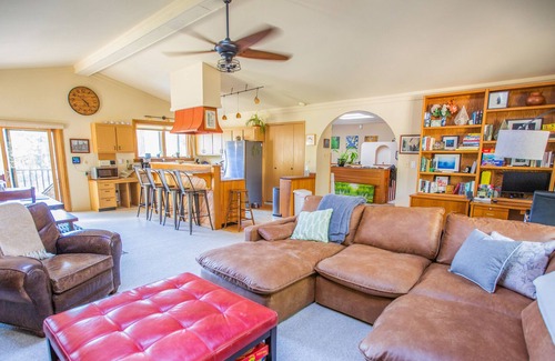 Colorado Springs Casa | Peaceful private 15 acres, hot tub & pond! Black forest - 25 mins from Springs