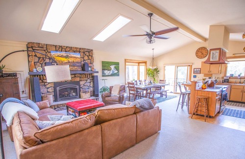 Colorado Springs Casa | Peaceful private 15 acres, hot tub & pond! Black forest - 25 mins from Springs
