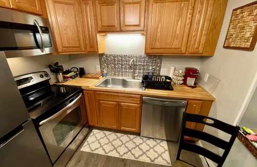 Simsbury Center Casa | Peaceful & Private house in charming Simsbury. No pets