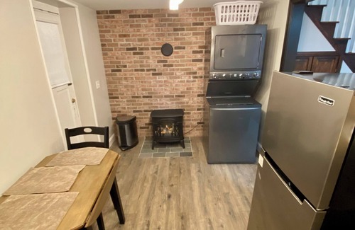Simsbury Center Casa | Peaceful & Private house in charming Simsbury. No pets