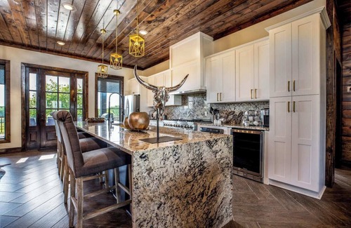 Broken Bow Cabina | Peaceful Private Stay Open-Concept Modern Lodge Sleeps 20 Guests