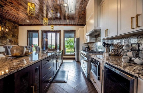 Broken Bow Cabina | Peaceful Private Stay Open-Concept Modern Lodge Sleeps 20 Guests
