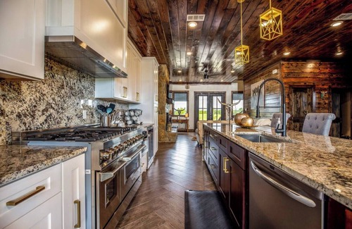 Broken Bow Cabina | Peaceful Private Stay Open-Concept Modern Lodge Sleeps 20 Guests