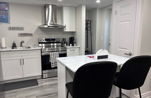 West Oak Trails Apartamento | Peaceful, quiet 2 bedroom apartment in marvelous Oakville with WiFi. Long term.