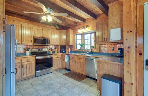 Spottswood Cabaña | Peaceful Raphine Cottage w/ Deck & Fireplace!