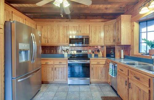 Spottswood Cabaña | Peaceful Raphine Cottage w/ Deck & Fireplace!