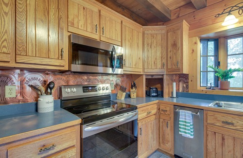 Spottswood Cabaña | Peaceful Raphine Cottage w/ Deck & Fireplace!