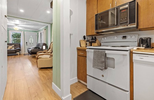 Rio Nido Cabina | Romantic Redwood Hideaway - Hot Tub, A/C, Walk to Russian River and Downtown